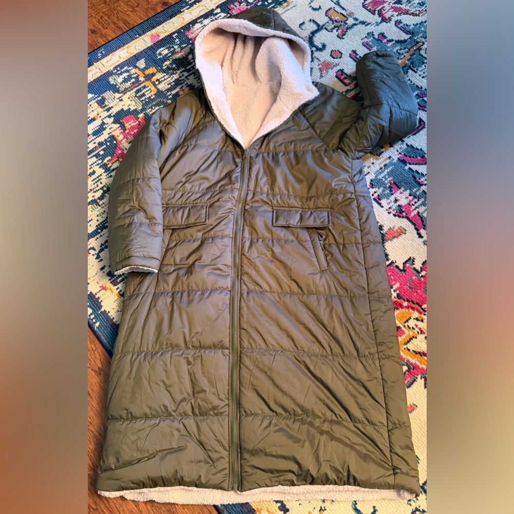 Womenβs Reversible Puffer Coat W/Sherpa Lining, Army Green, Size XL (12), NWOT - Picture 7 of 16